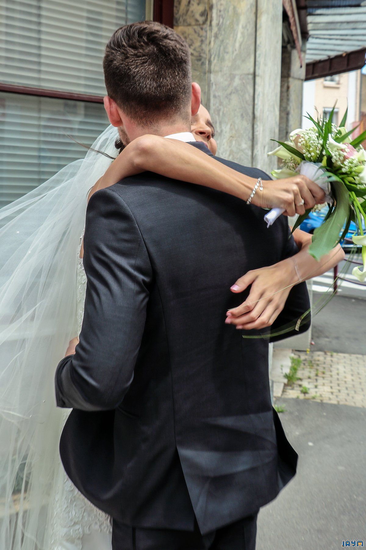 L'un contre long, l'amour fusionne en calin.