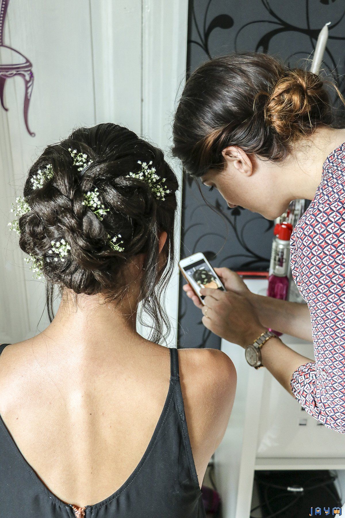 Vérification de la parfaite réalisation du chignon par la coiffeuse maude à Aulnat.