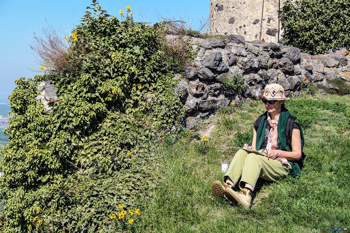 Assise au bas de la tour de l'horloge