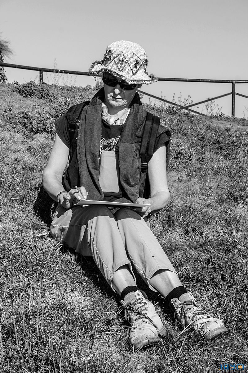 Clichés de Maryse Elle dessine assise dans l'herbe au pied de la tour de Le Crest