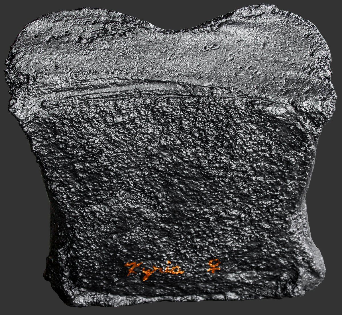 Dos du buste, texture béton, prénommé Kyria, cette oeuvre représente une femme enceinte, signé par l'atriste et photographe de durtol JAYM.