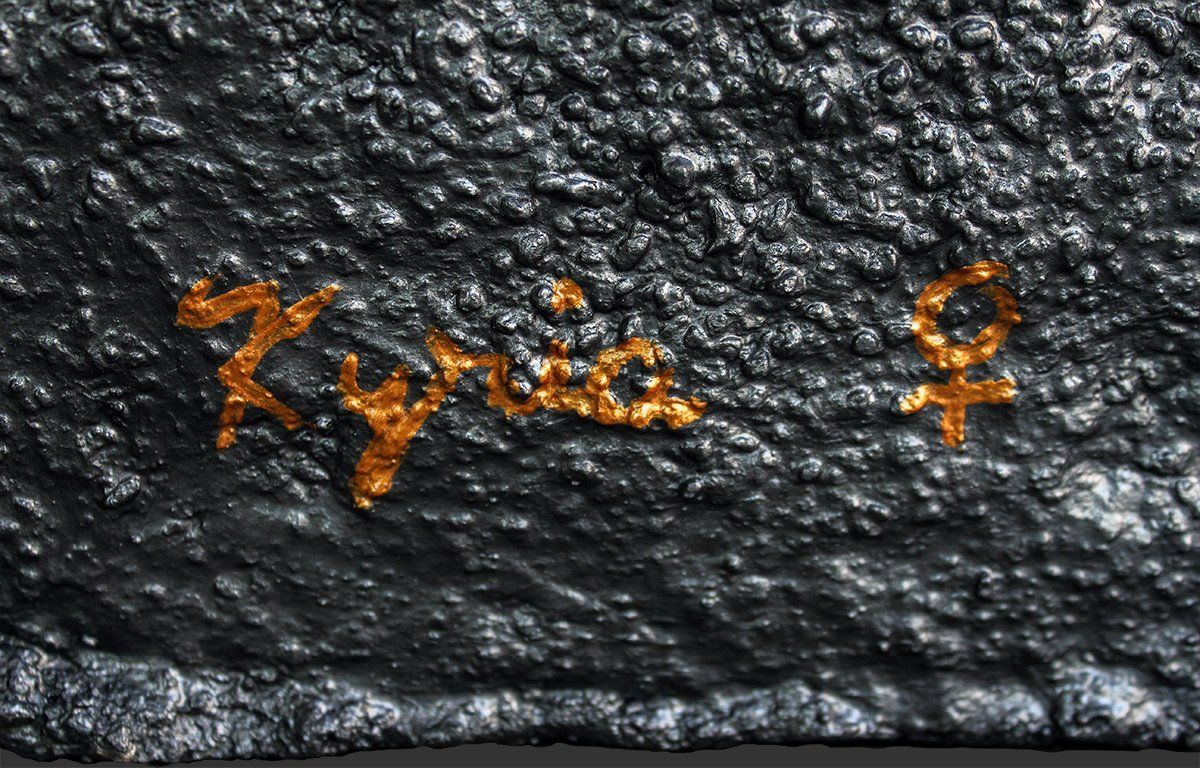 Kyria, buste en béton, création signé de l'artiste JAYM, moulage d'une femme enceinte.