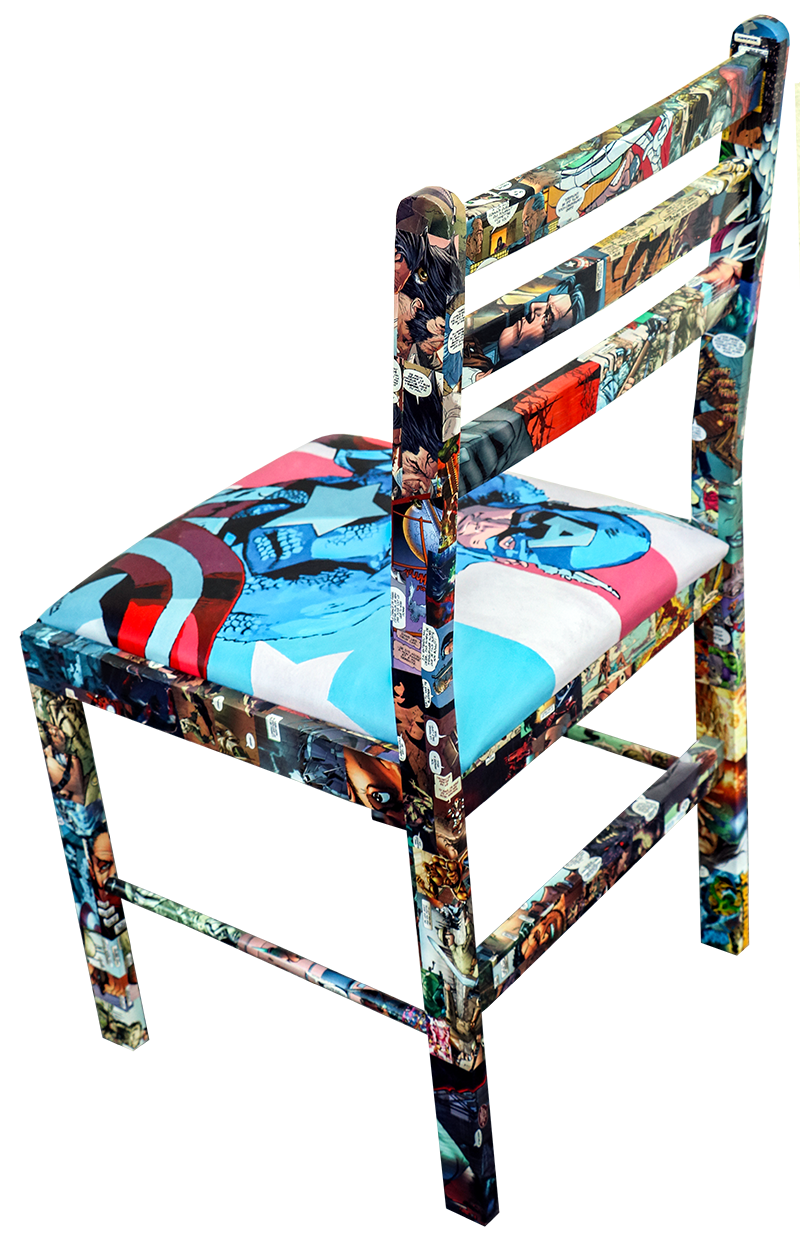 Un 3/4 dos de la chaise Captain America, oeuvre signé de l'artiste atypique : JAYM. Composée de bd marouflés, collées, d'une acrylique et vernis sur tissus.