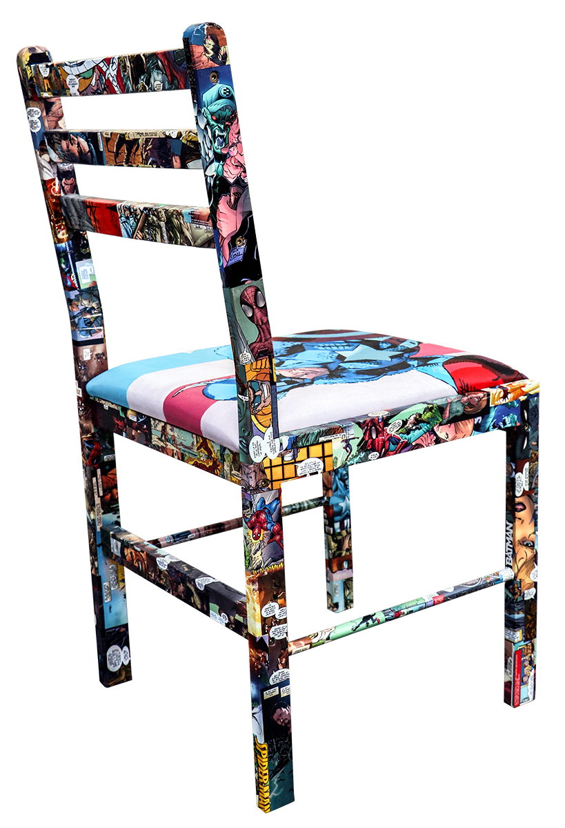 pieds, un dossier en BD marouflé et une assise peinte à la main en acrylique et vernis, représentant le super héros MARVEL : Captain america, Oeuvre signé de l'artiste JAYM.