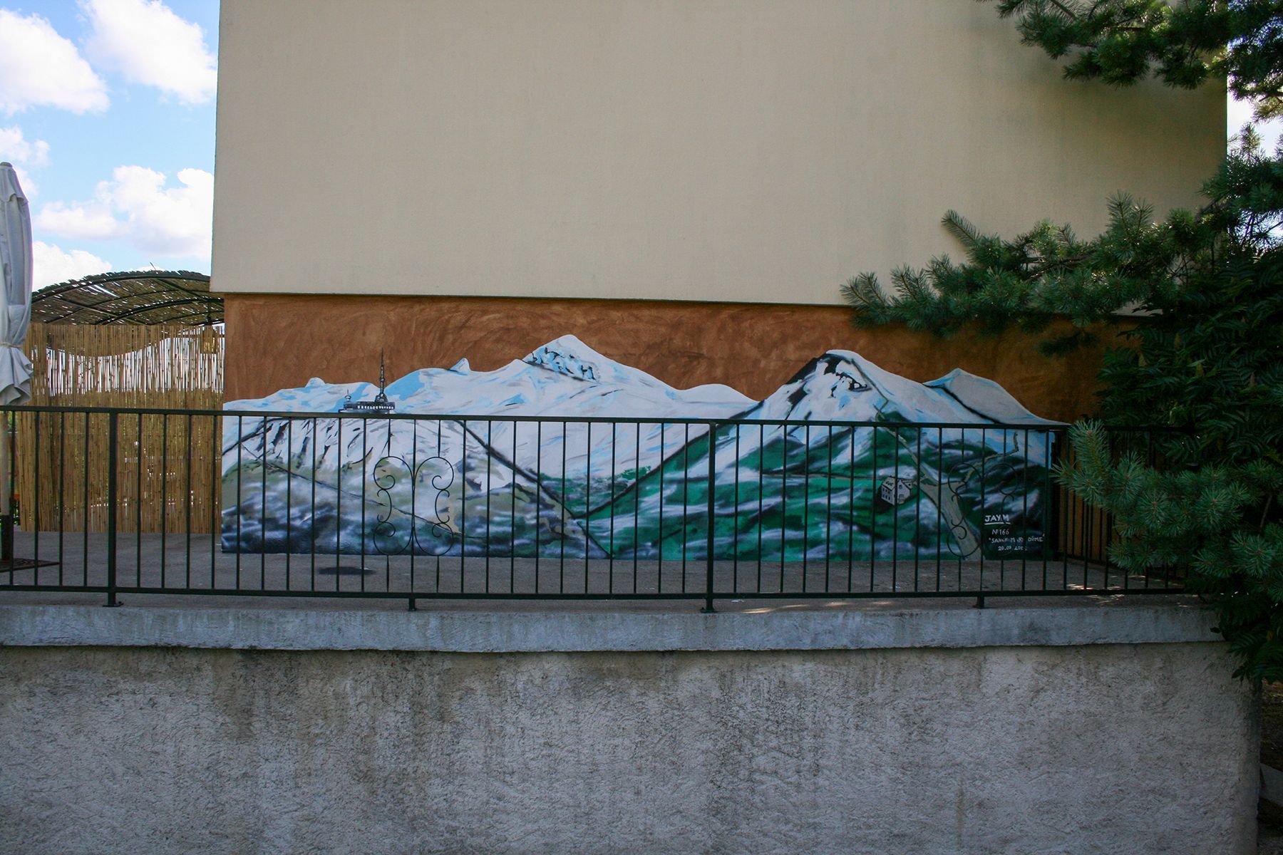 Vue d'ensemble de cette fresque unique, depuis le jardin, sur la commune de Cros dans le 63.