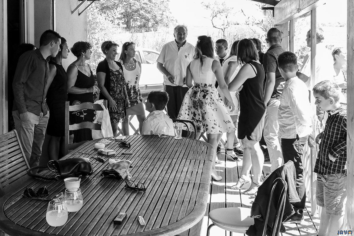 Quelques invités attendent la marié, photographie de l'artiste jaym.