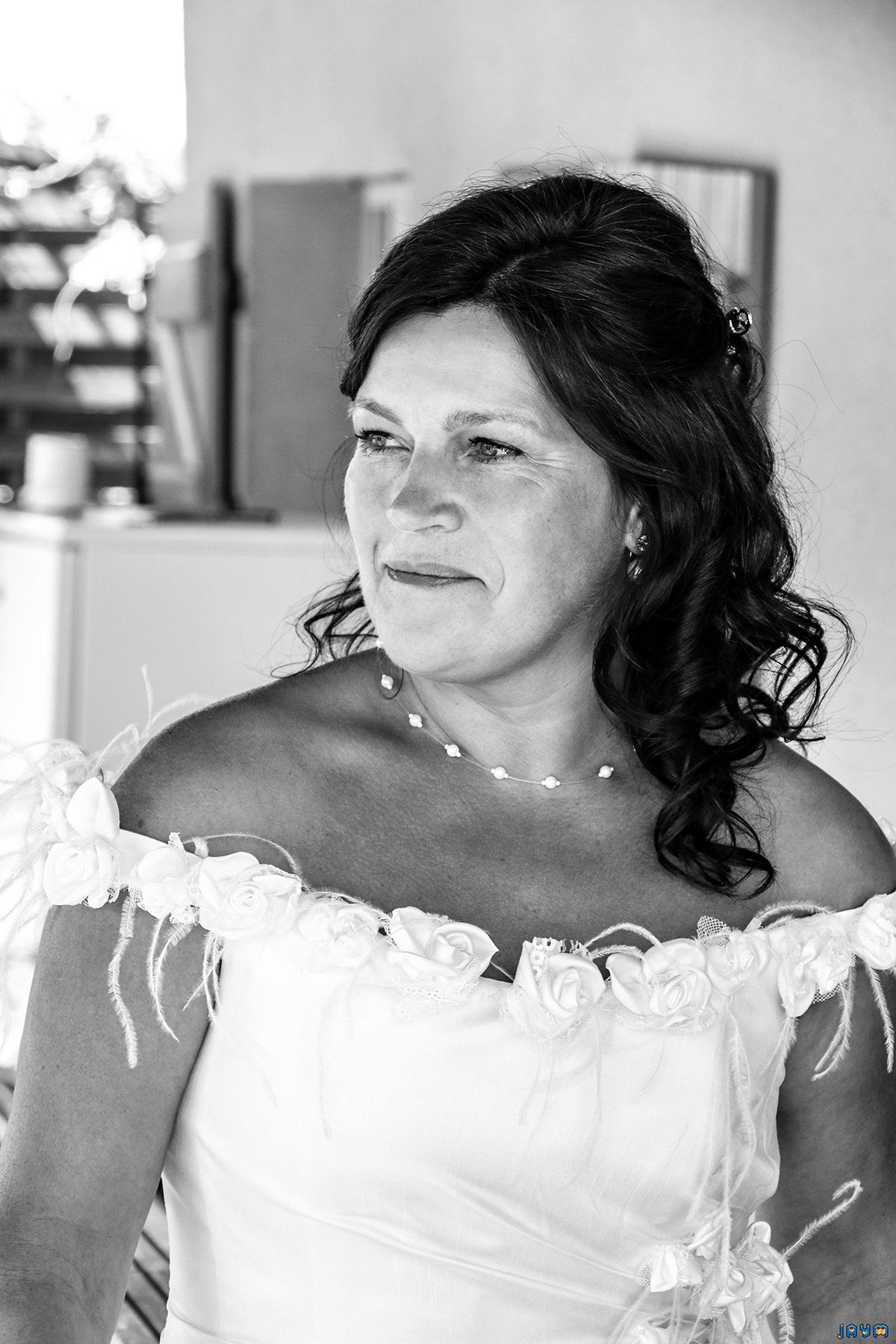 Jolie marié en robe blanche, les yeux humide de bonheur.