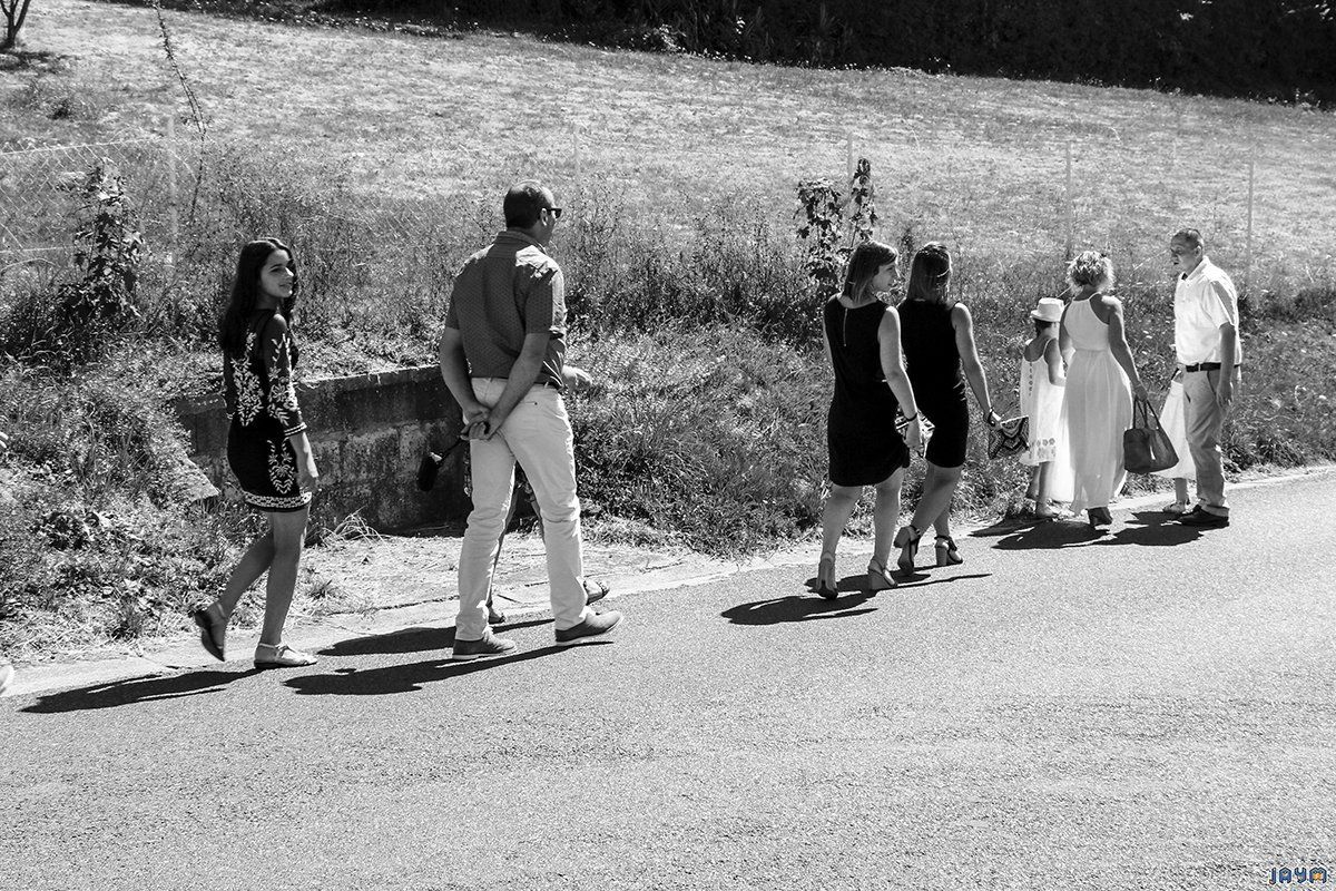 Déplacement du cortège jusqu'à la mairie.