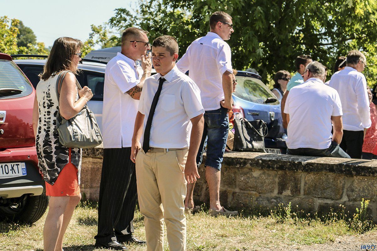 sur le parking de la Mairie de Domaize