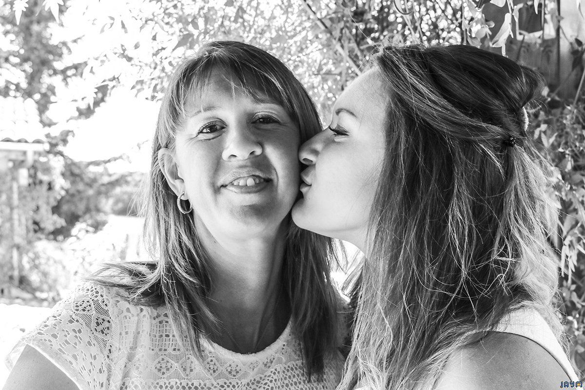 Quand une fille embrasse tendrement sa mère.