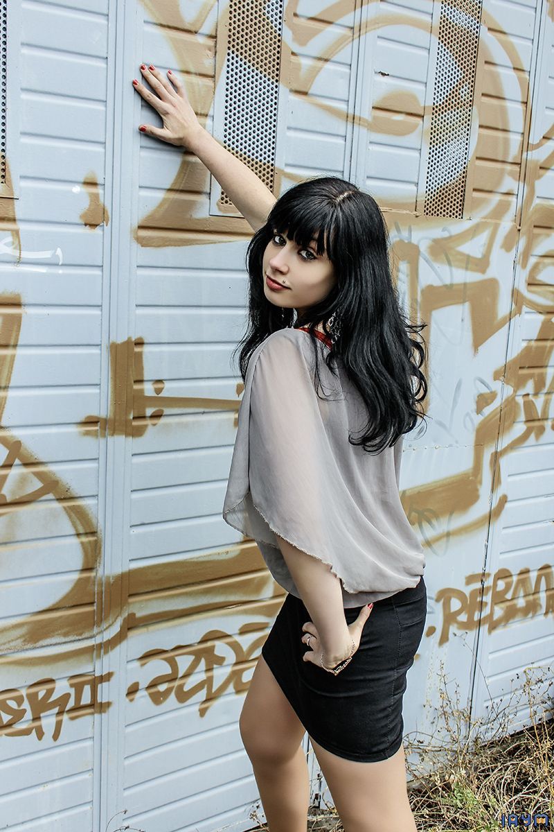 Femme sexy devant le garage