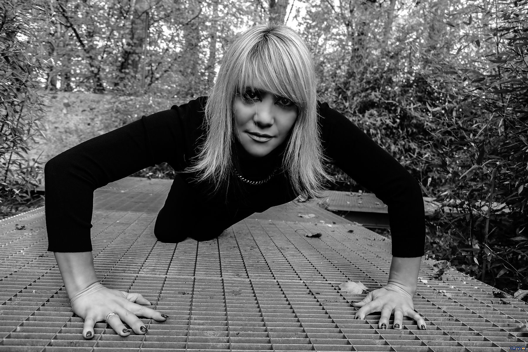 Position de féline pour une milf