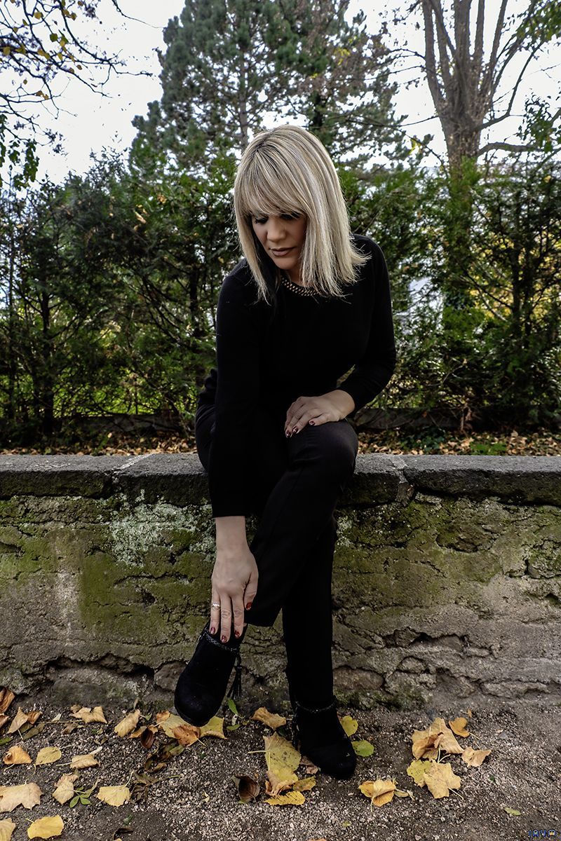 Caresse sur sa cheville sexy