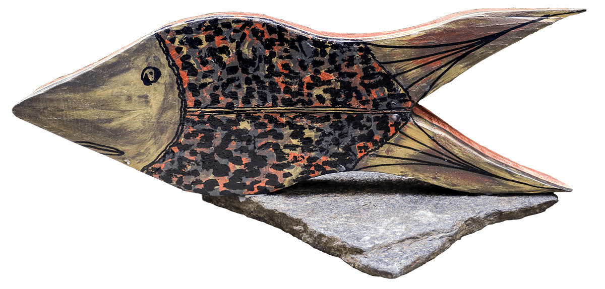 Sculpture poisson, réalisée avec de l'ecorce de bois, sculpté, peint et vernis sur socle en roche grise, signé JAYM.