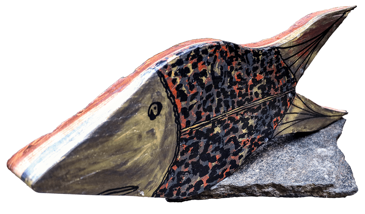 Sculpture peinte en acrylique sur écorces de Pin, socle en roche, oeuvre signé JAYM, artiste basé à Durtol.