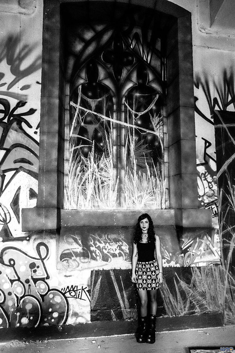 Jeune femme gothique effet cathédrale