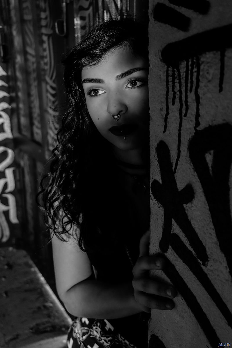 Jeune fille te regarde amoureusement