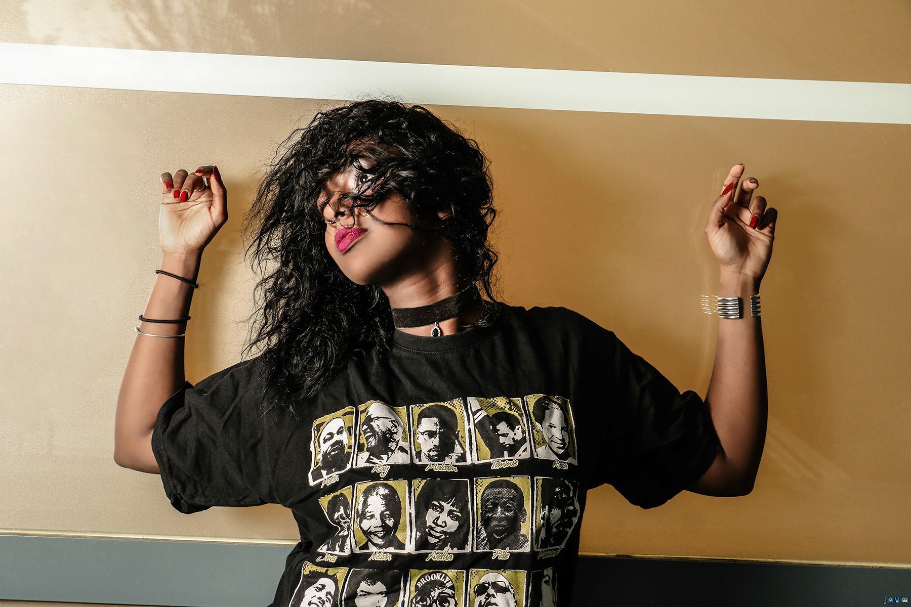 Les cheveux en vrac elle danse