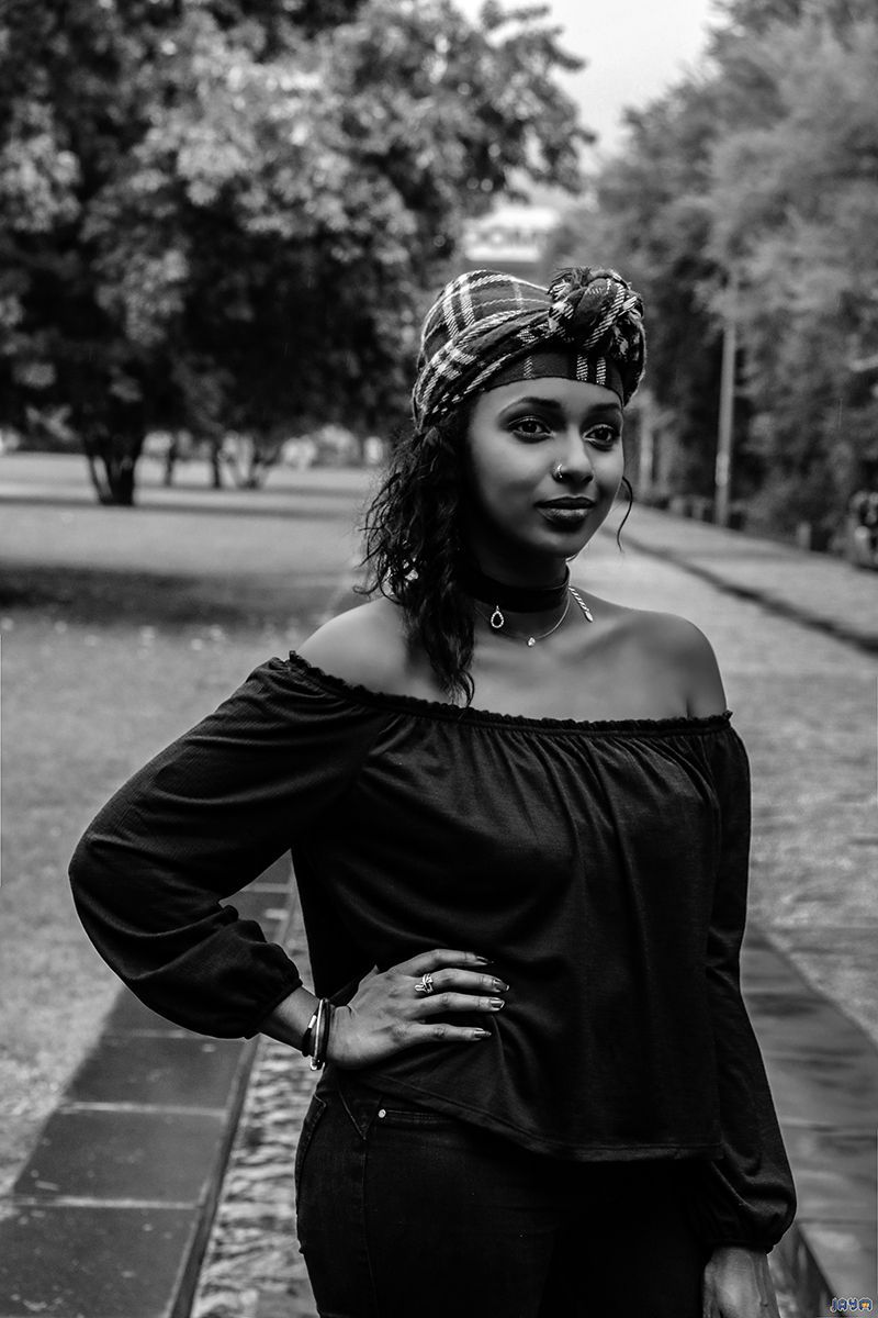 Le foulard sur la tête noir et blanc