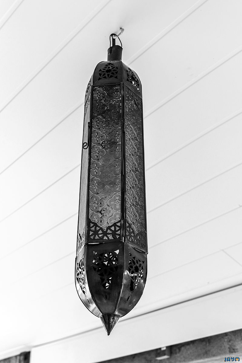 Le noir et blanc sublime l'artisanat marocain chez Hadj Mohamed, révélant la pureté des formes géométriques et l'essence intemporelle de sa collection. Ces créations minimalistes, en noir et blanc, apportent une touche de sophistication et de sérénité à votre intérieur, pour un style épuré et raffiné. Hadj Mohamed, l'élégance marocaine en noir et blanc.