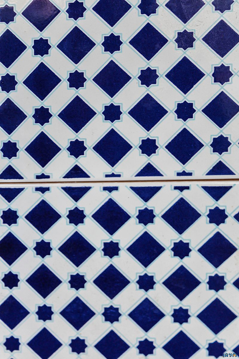 Motif répétitif de carreaux de faïence bleue traditionnelle