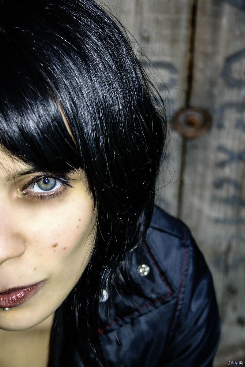 Brune sexy au yeux claires