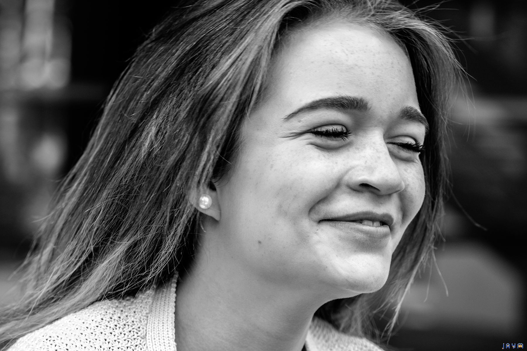 Le sourire d'une jolie adolescente naïve