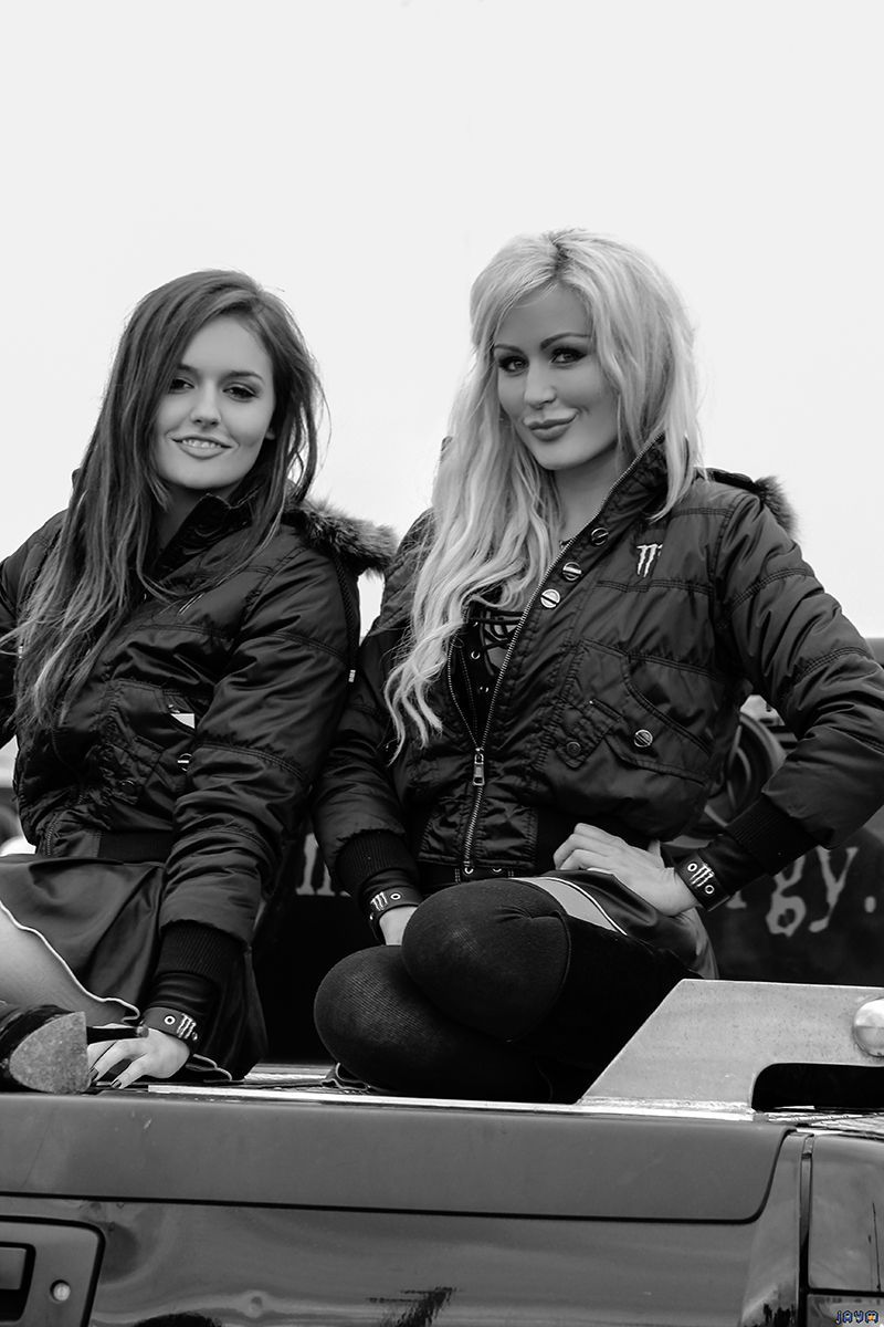 Monster's girl me fixent amoureusement