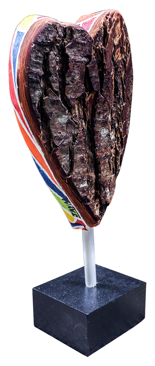 Vue de 3/4 de la sculpture sur ecorce de pin de l'artiste JAYM dont l'atelier est situé sur la commune de Durtol