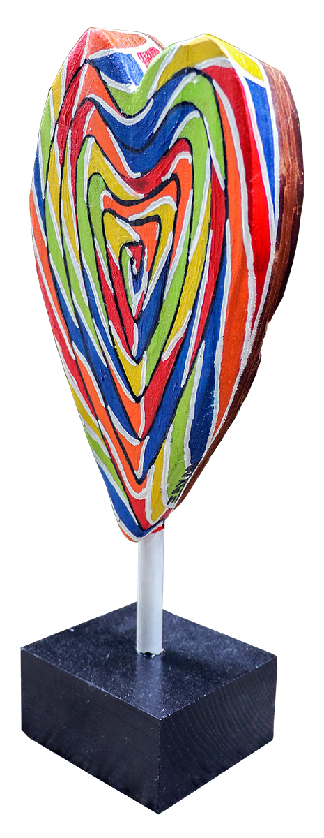 Montée sur un socle en bois cette sucette ne fondera jamais, sculpture de d'un artiste auvergnat JAYM.