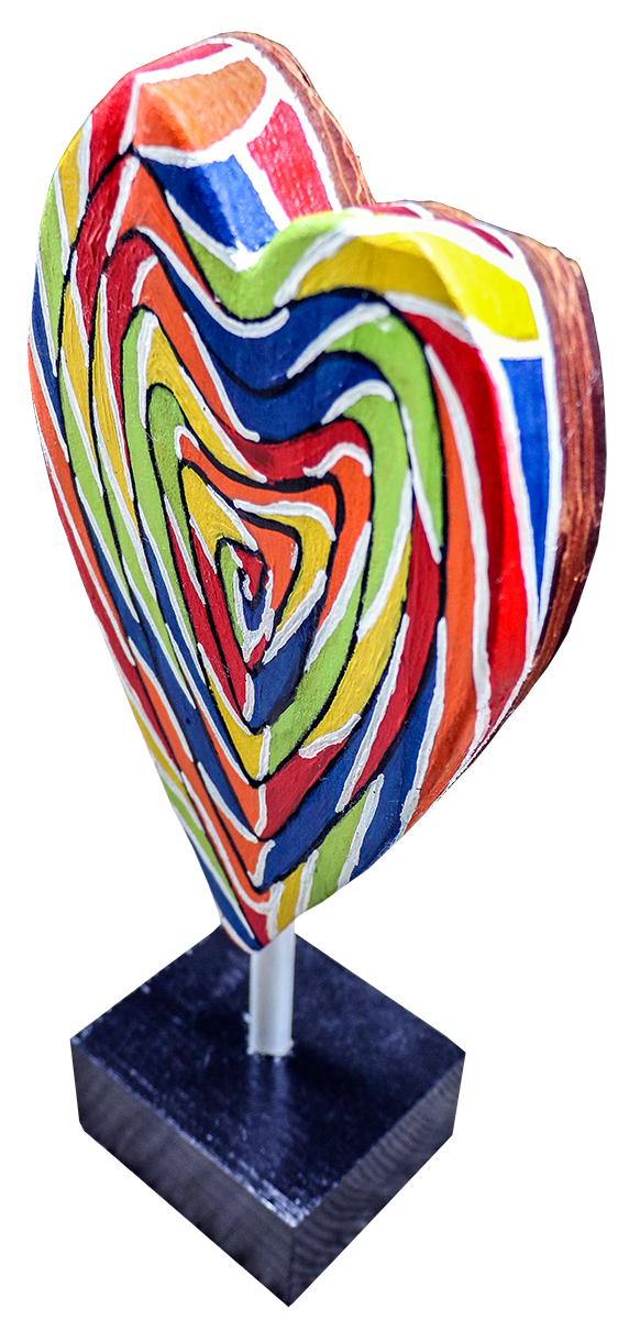 Jaym sculptu du bois pour donner vie aux objets, ici une sucette.