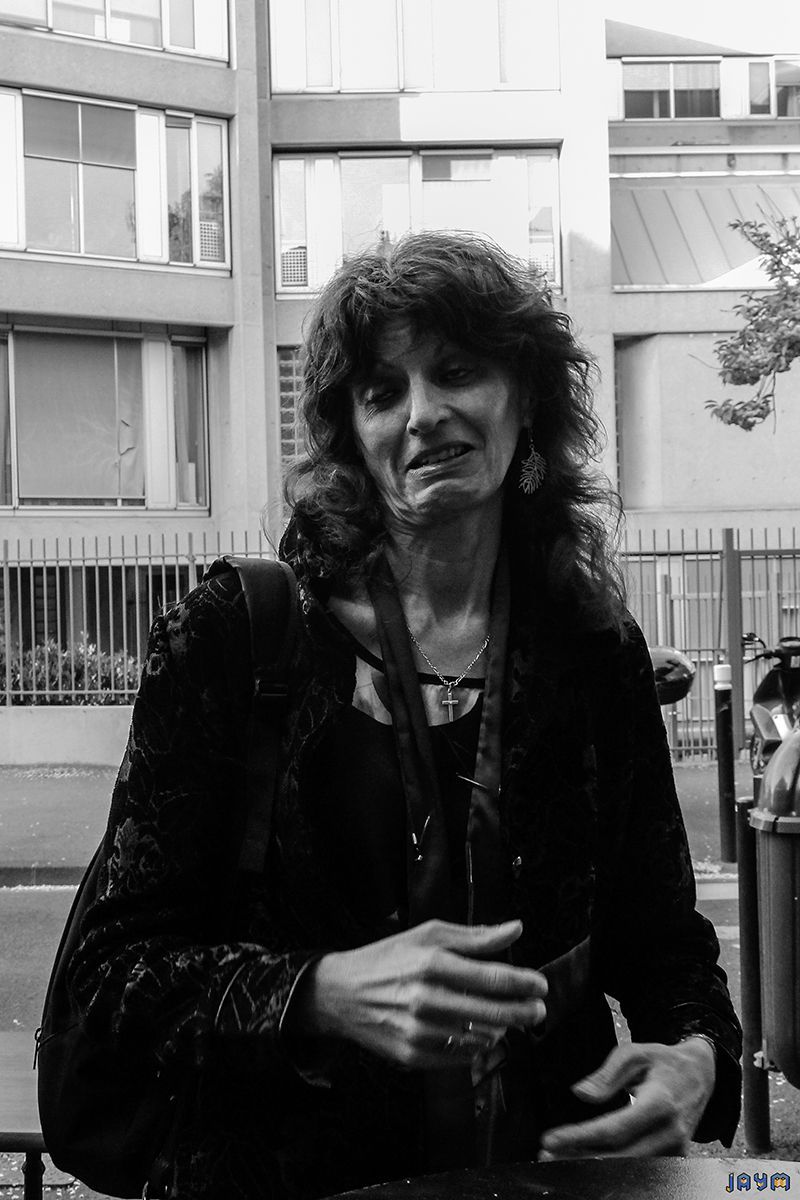 Véronique devant le palais de justice de Clermont-Ferrand