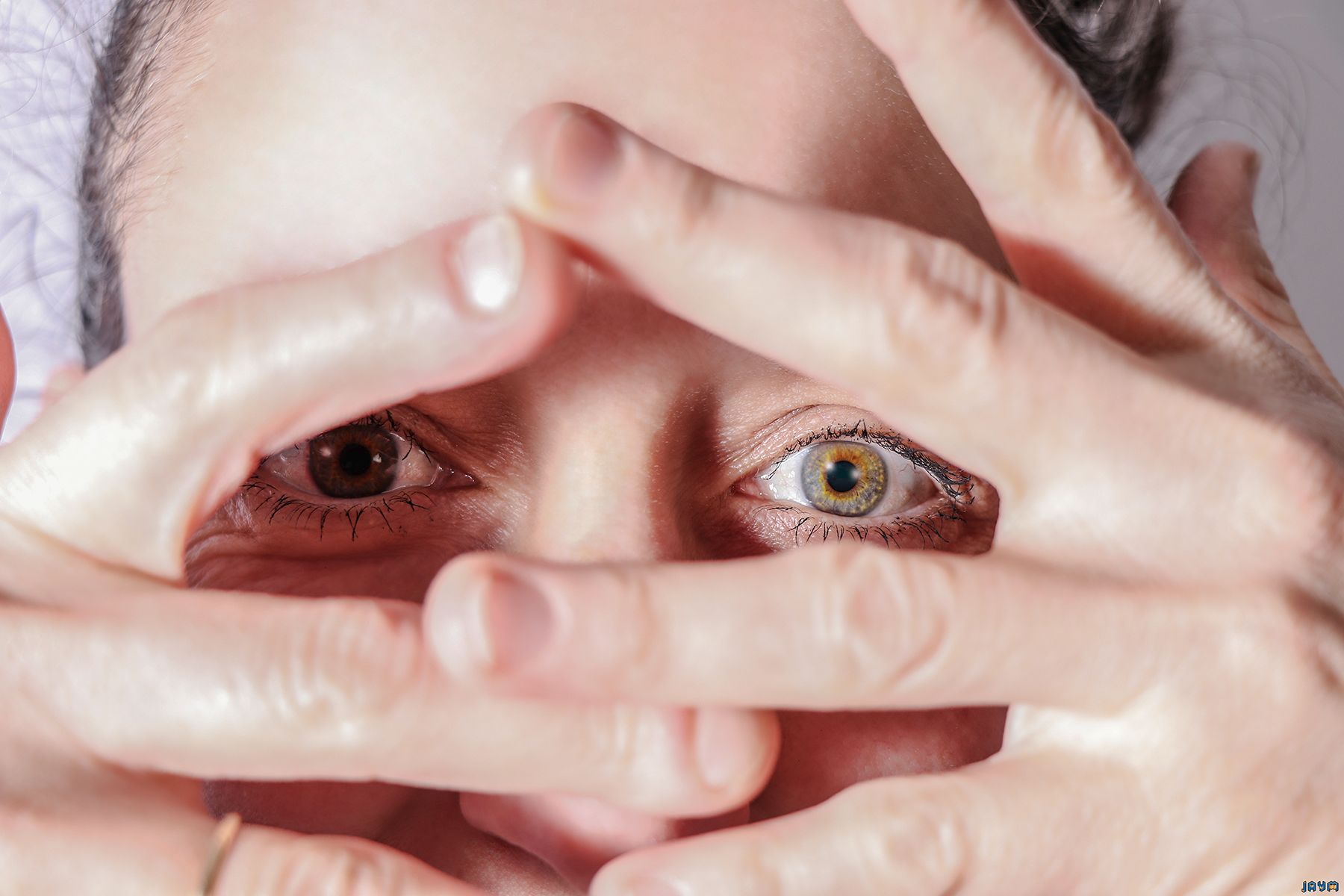 Espionner à travers ses doigts