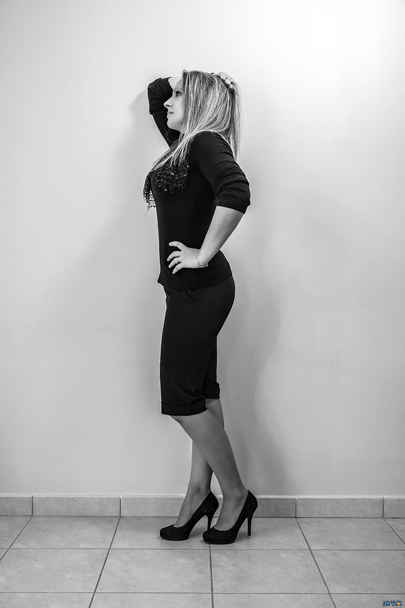 Virginie de profil en noir et blanc