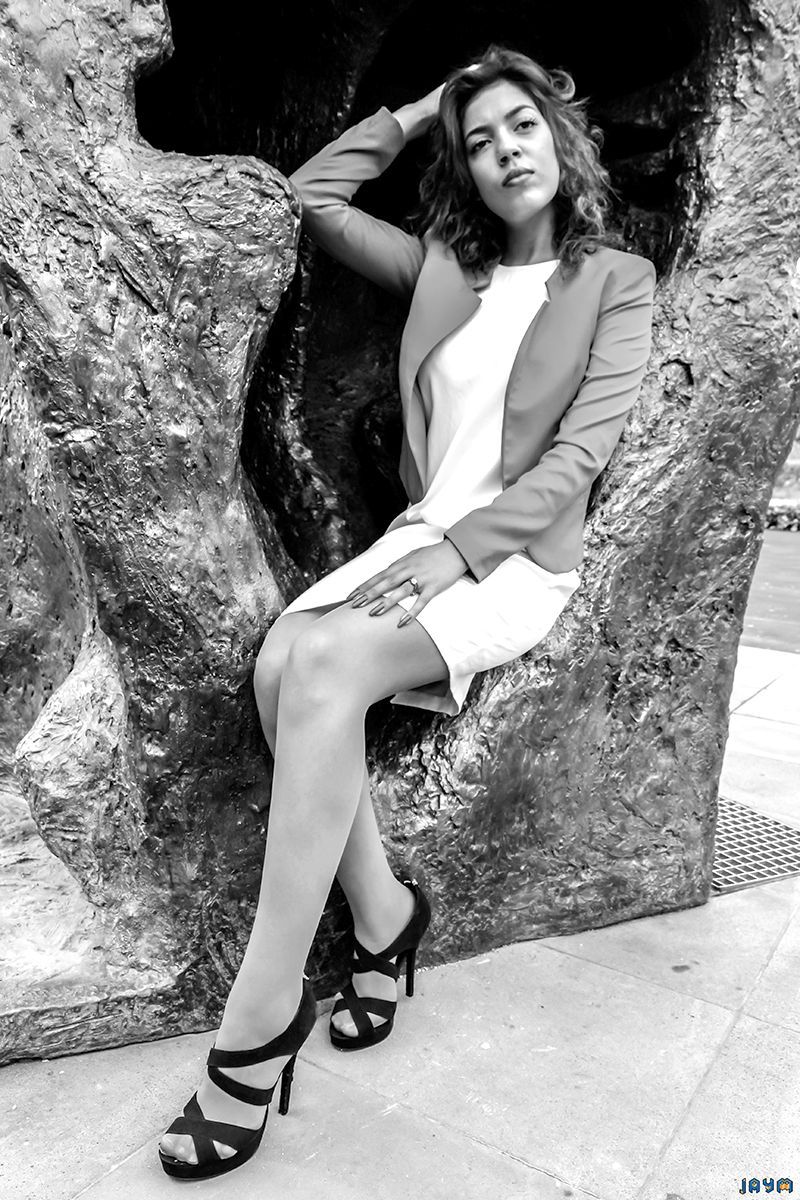 Une femme dans une sculpture de bronze