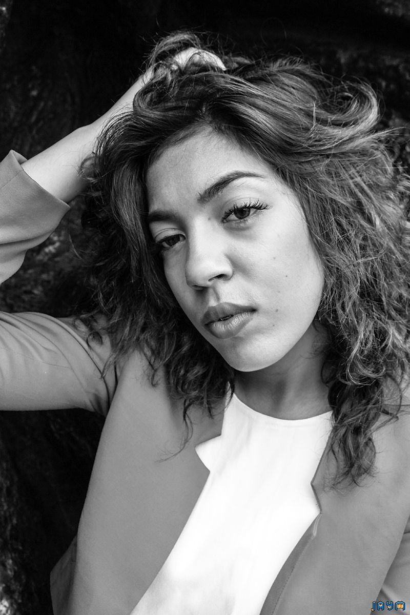 Un visage de femme en noir et blanc