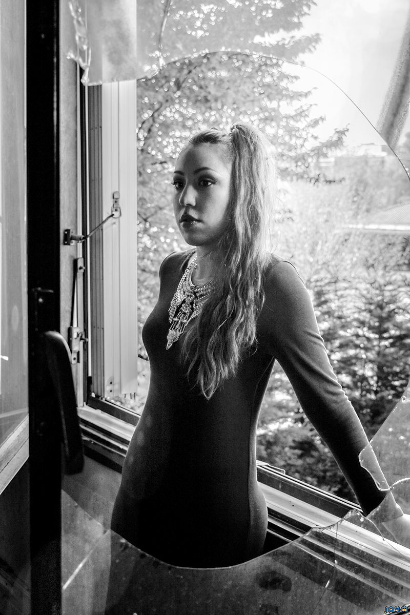 Adossée à la fenêtre