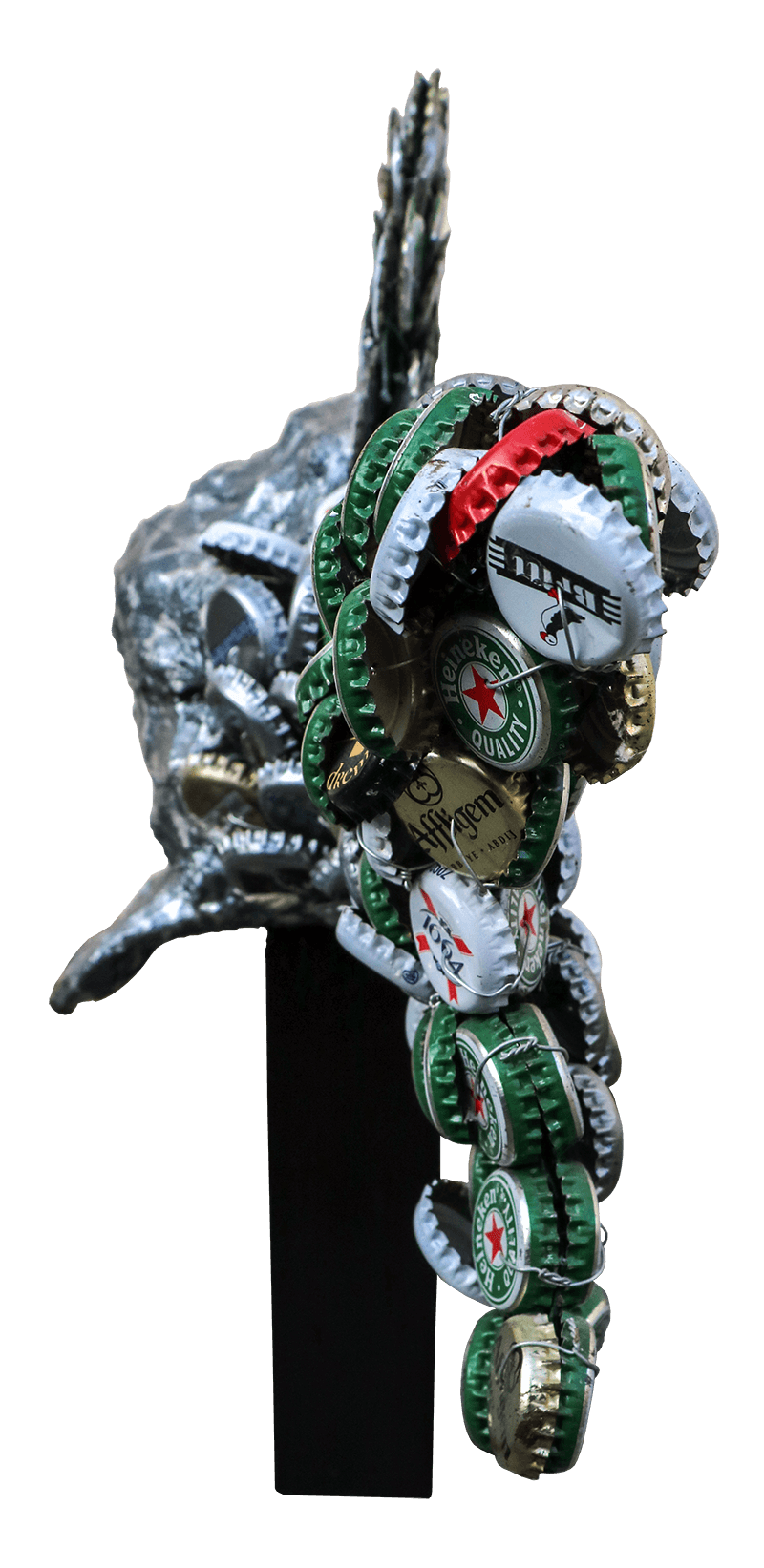 Vue de dos de la sculpture poisson en capsules e bouteilles, signé JAYM