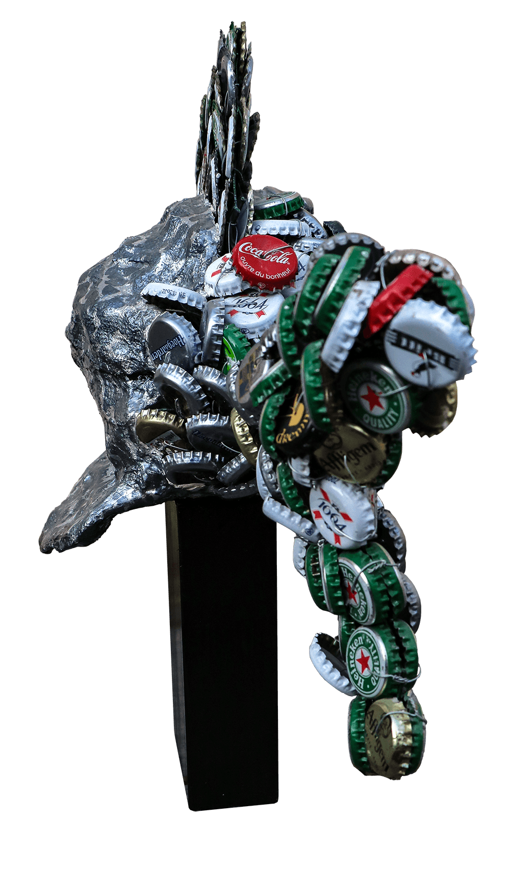 Détails de la sculpture en capsules métallique , bois, plâtre et acrylique, signé JAYM.