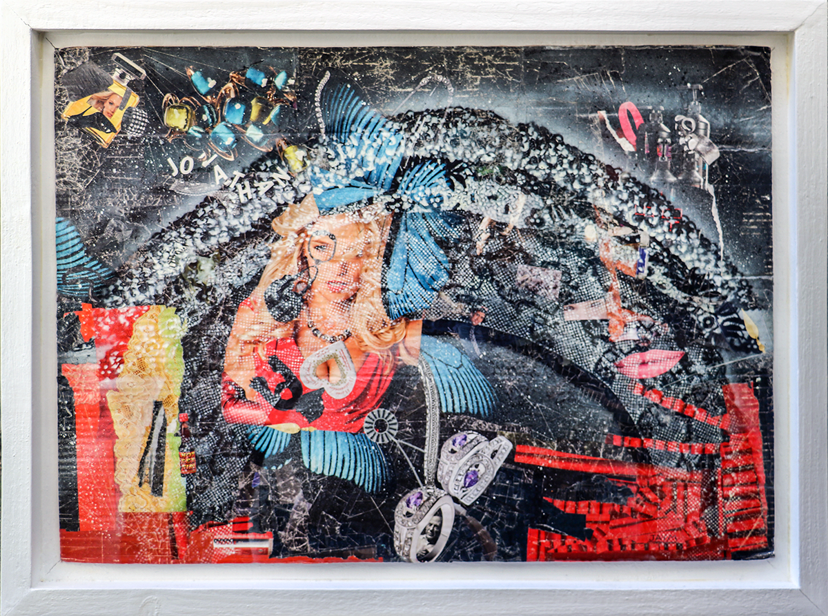 Mélange d'acrylique, de marouflage papier, de peinture en bombe, l'ensemble vernit, sur un support en carton et encadré par un cadre en bois fait par l'artiste JAYM, oeuvre contemporaine décalé, atypique et unique.