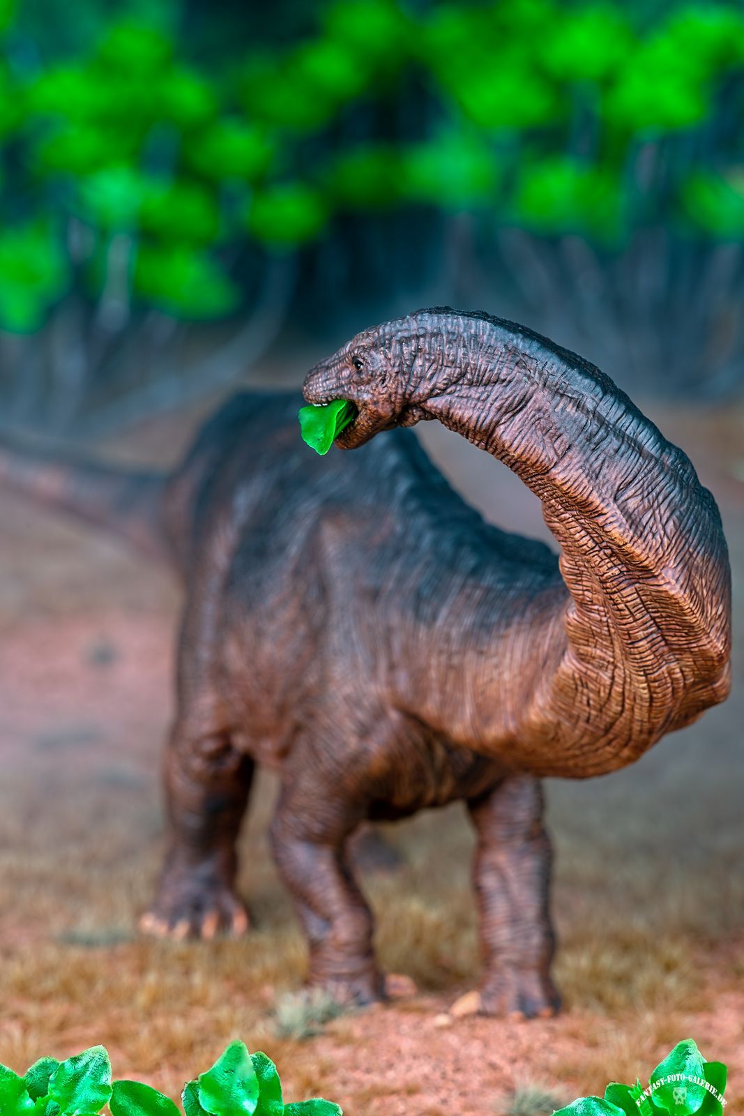 urzeitdiorama mit einem Apatosaurus