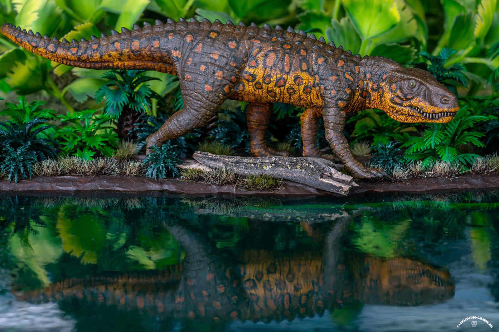 diorama mit einem dinosaurier Postosuchus