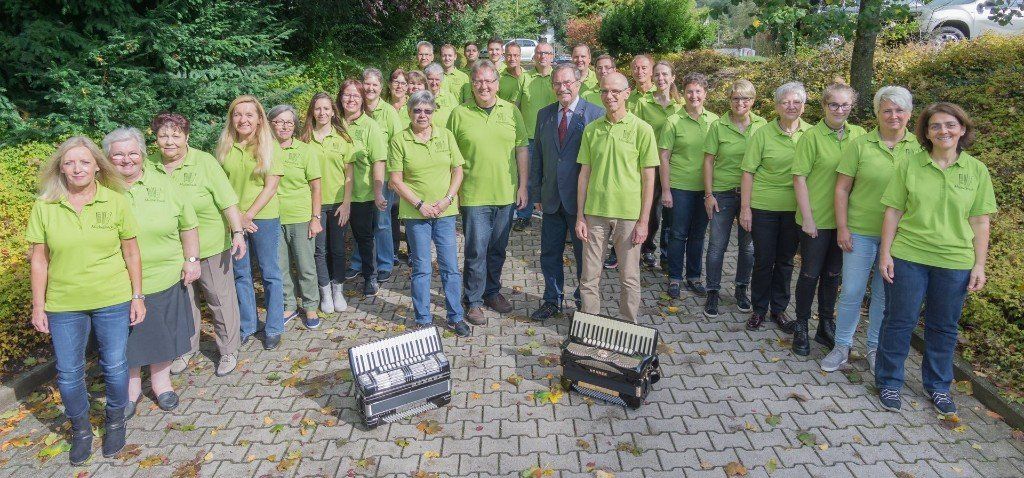 Aktive des Harmonika-Orchesters Michelbach und erster Vorsitzender Günter Herm Aktive des Harmonika-Orchesters Michelbach, 1. Orchester und Hobby-Orchester