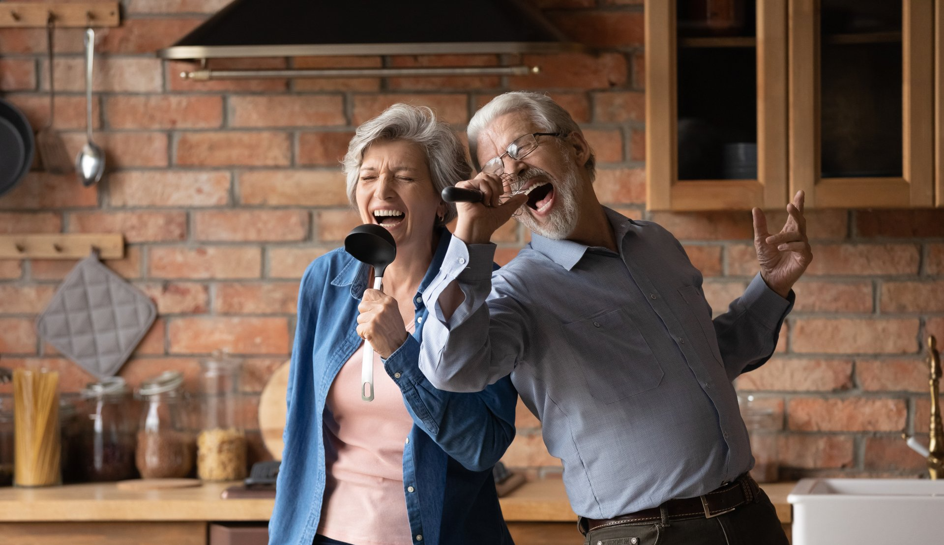 Freudige Senioren über Hausverkauf durch Lieblingsimmo.