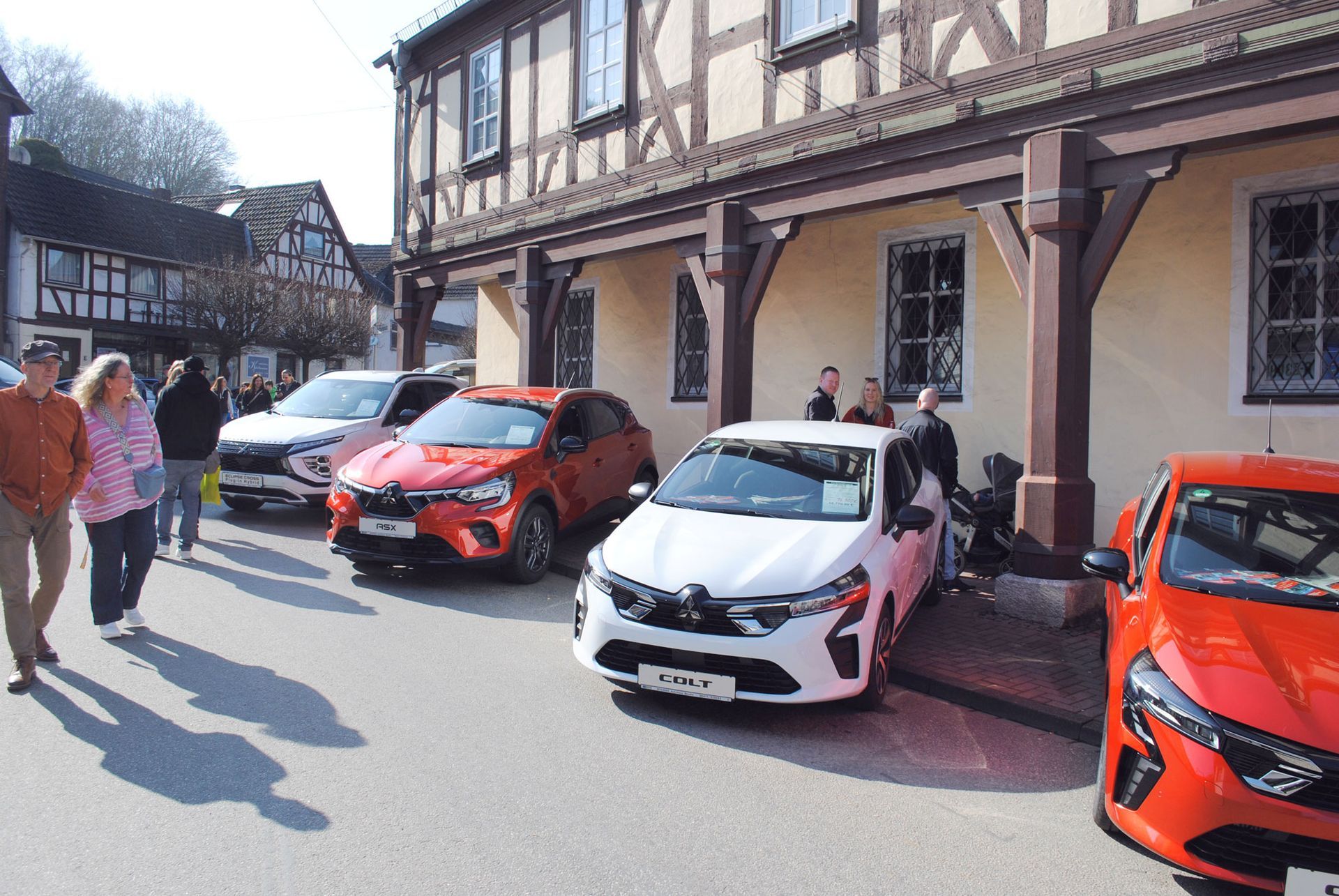 Autoschau mit Neuwagen der Marke Mitsubishi vor dem historischen Gebäude