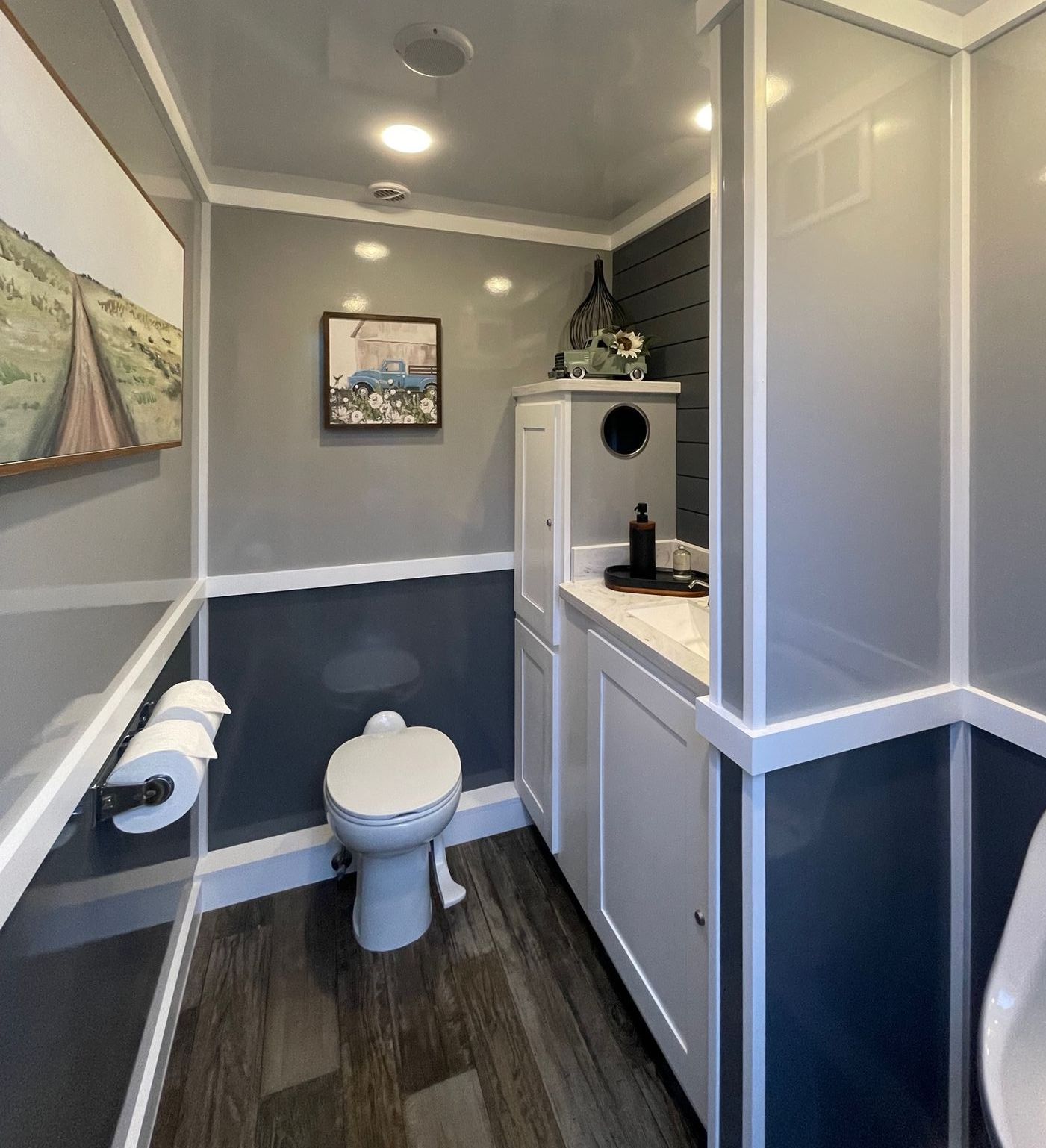 Luxury restroom trailer Men's room.