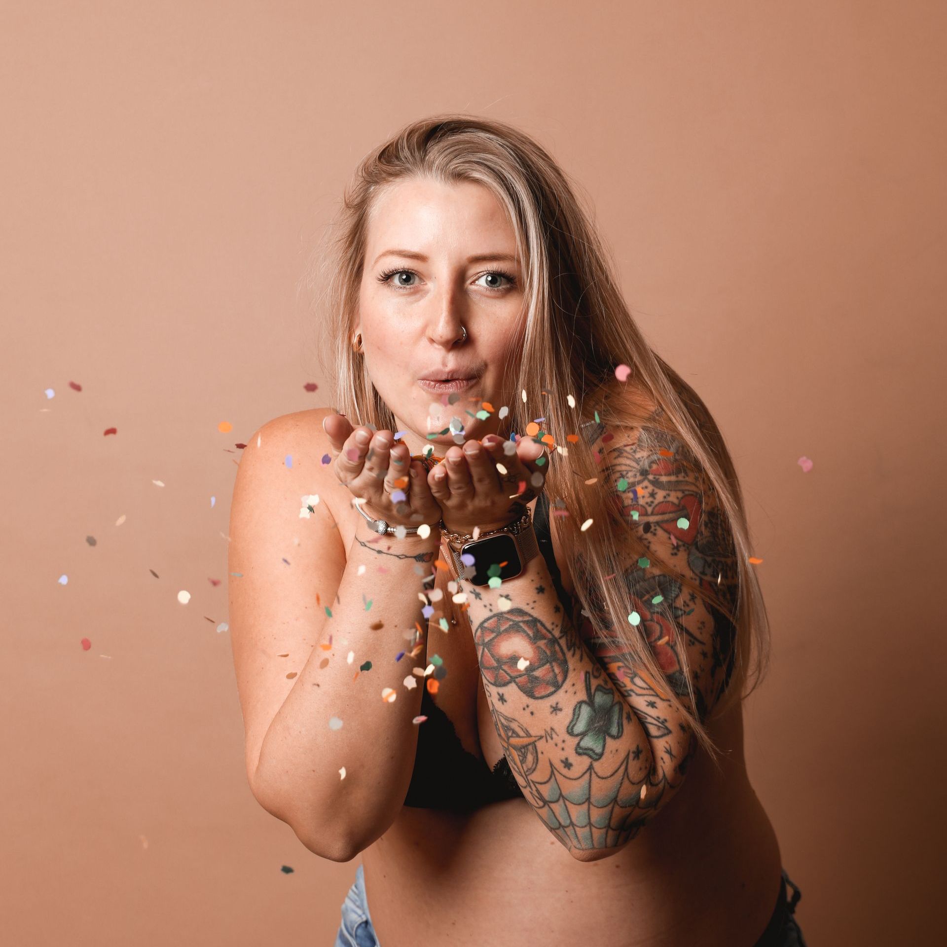 „Willkommensbild auf DoYogaJasmin Website in Köln“
„Jasmin begrüßt Schwangere und Mamas in ihrem Yoga-Studio Köln Porz“