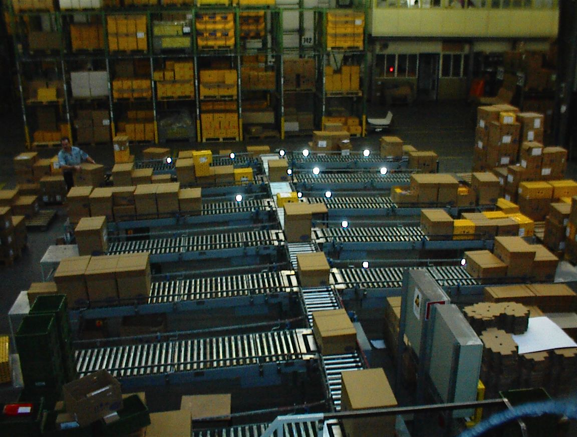 Verteilerzentrum mit Rollenförderer