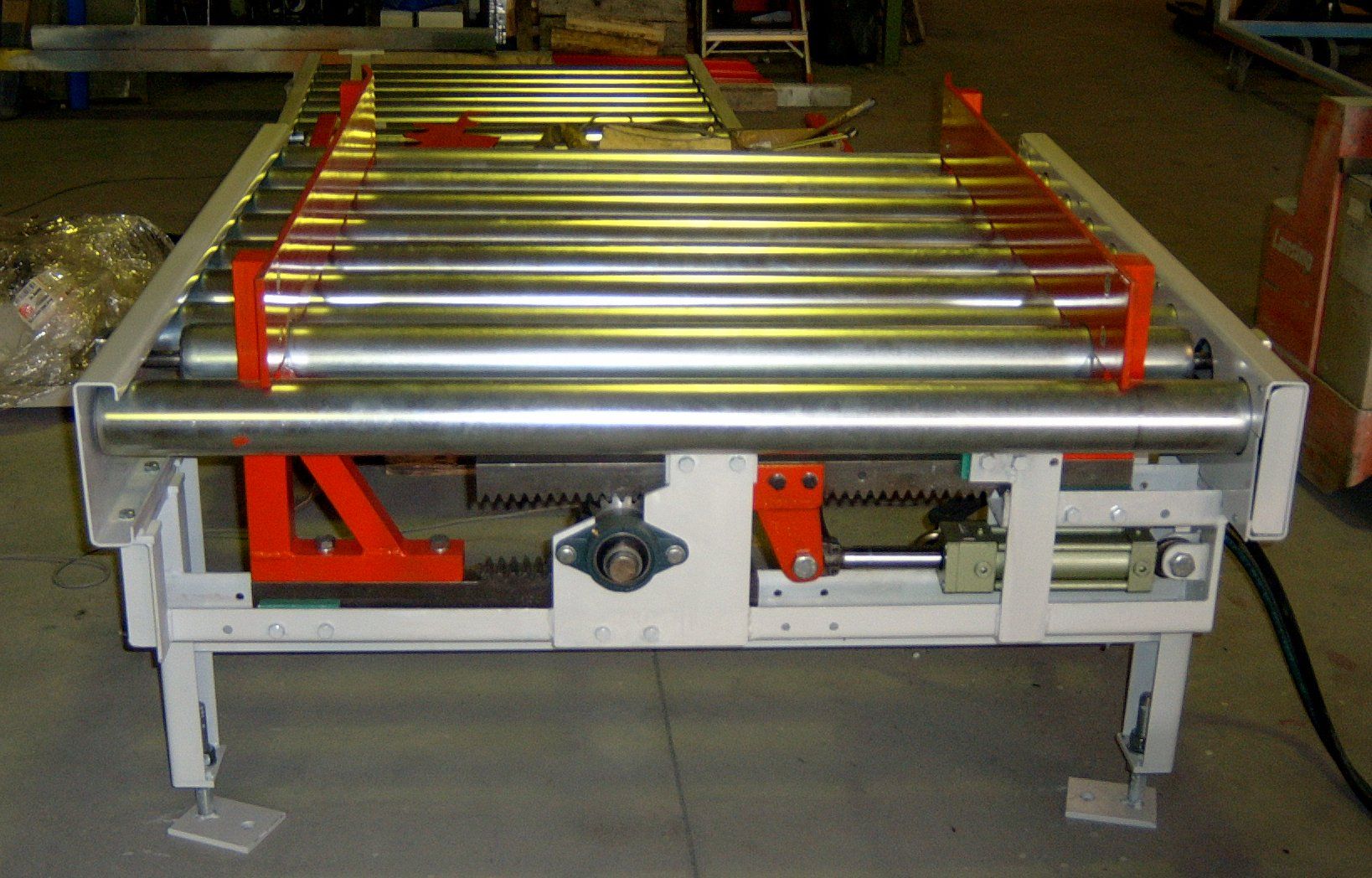 Rollenbahn mit Palettenzentrierung