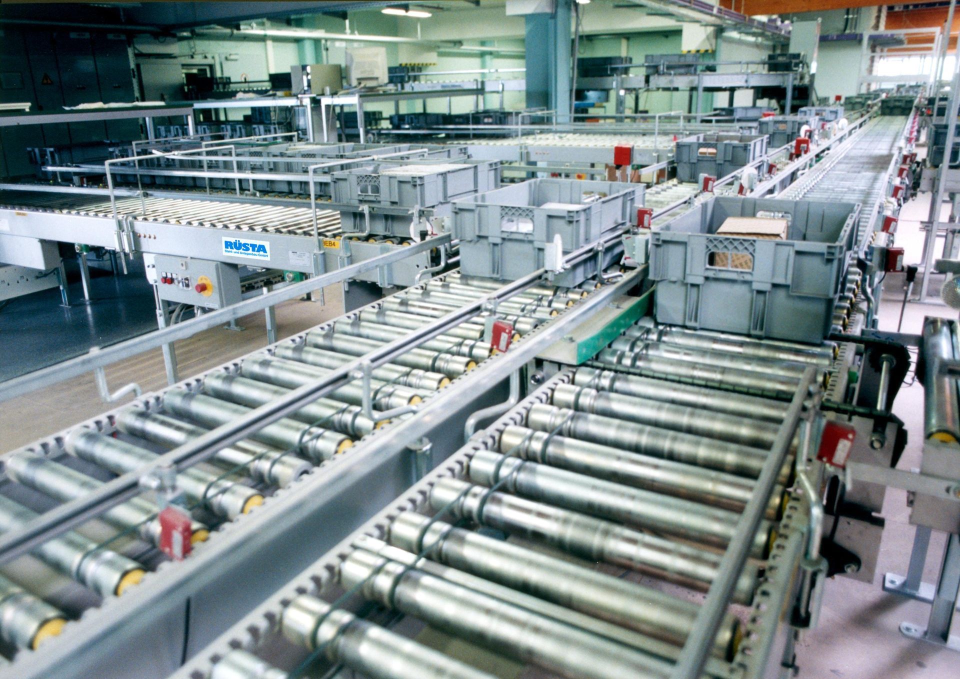 Behälter - Staudruckarmer Rollenförderer